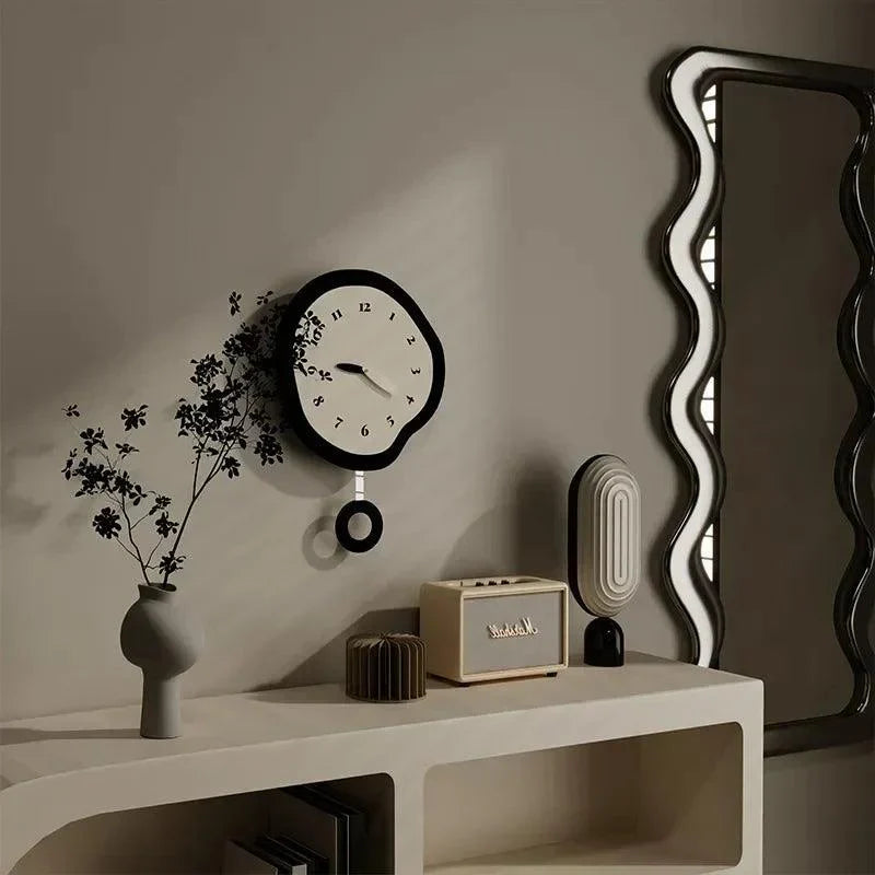 Horloge murale au design moderne, à la forme organique et au mécanisme silencieux