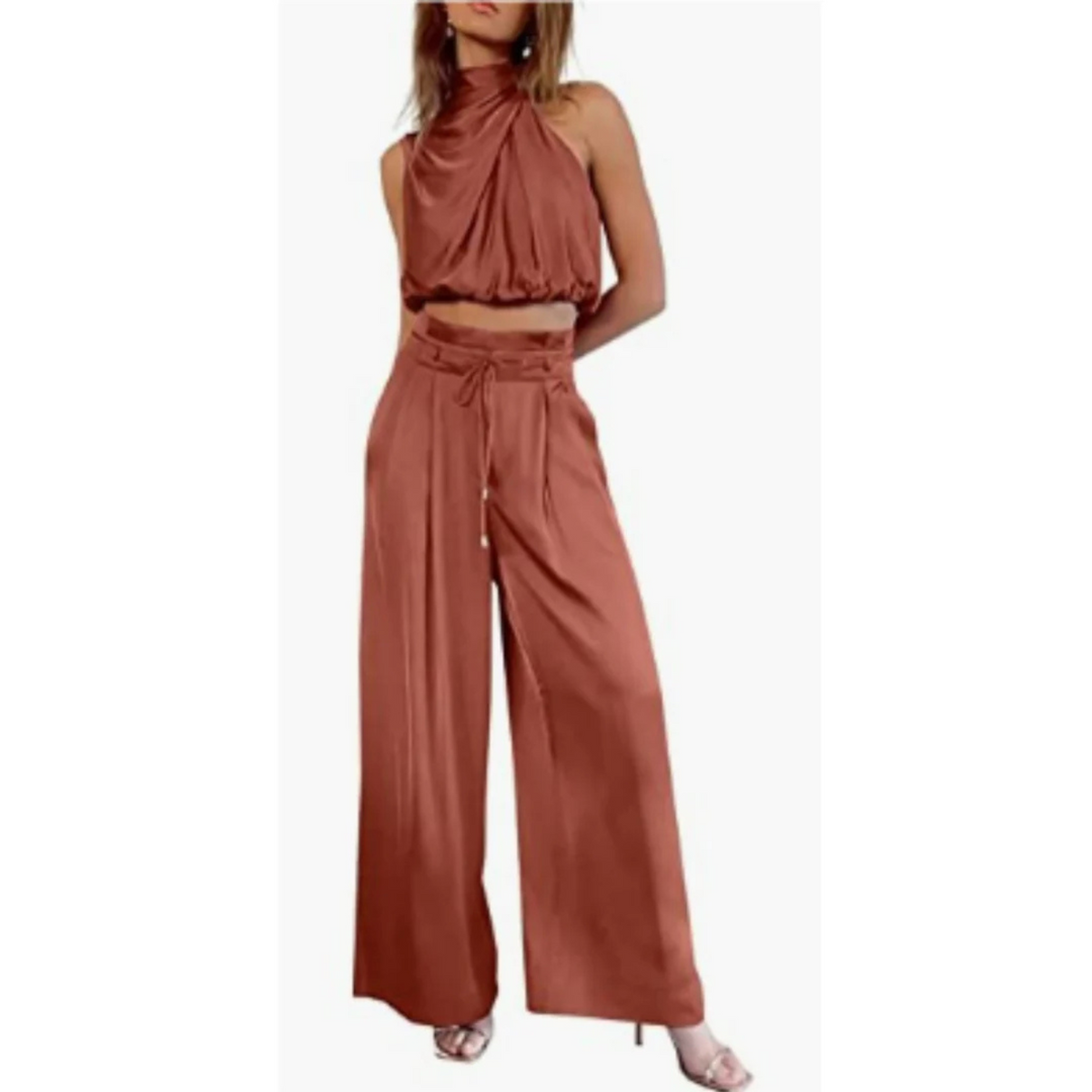 Conjunto com aspeto acetinado e top de decote halter para mulher