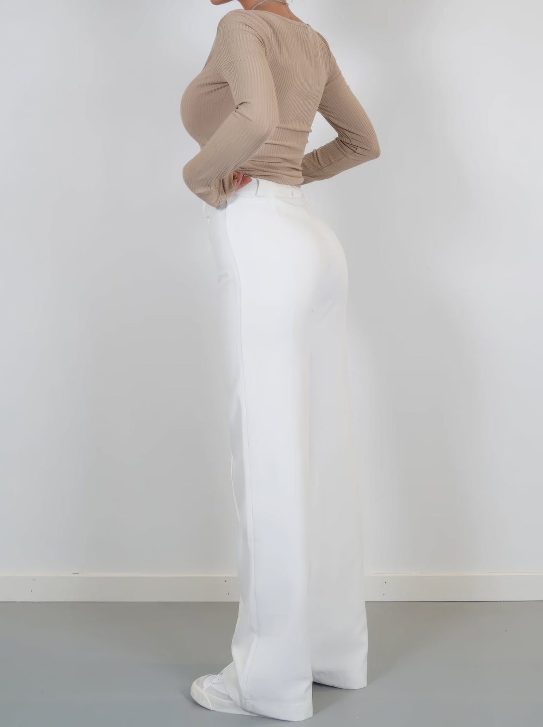 Pantalon élégant taille haute avec couture verticale à l’avant