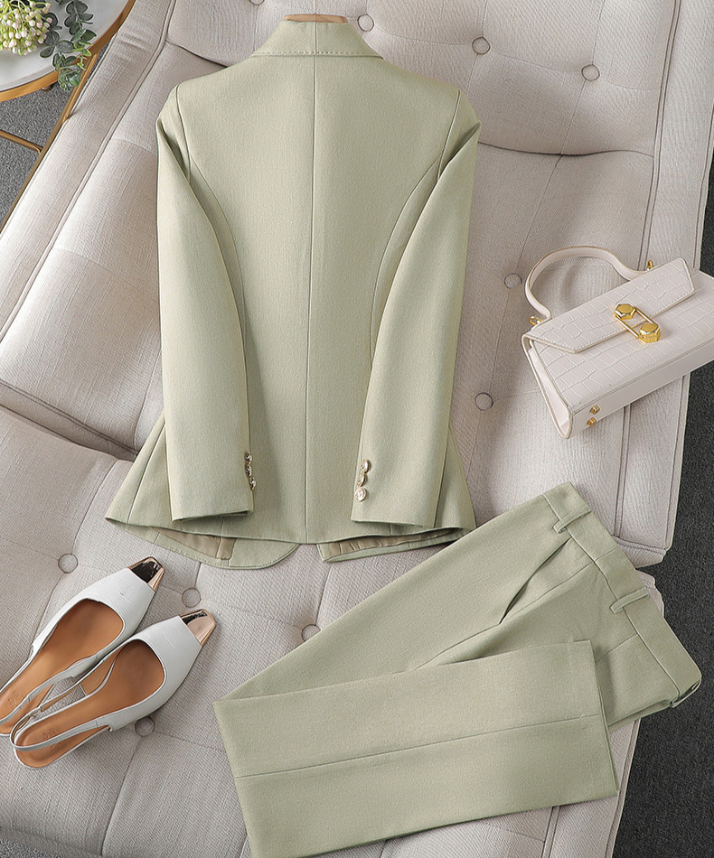Completo da donna a due pezzi con blazer e pantaloni