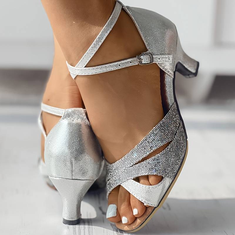 Glitzersandalen für Damen mit gekreuzten Riemen und Absatz