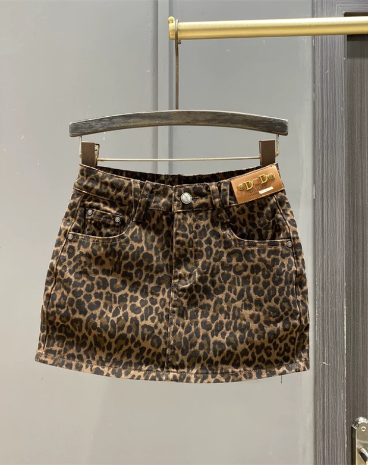 Fustă mini elegantă, cu imprimeu leopard și aspect de denim