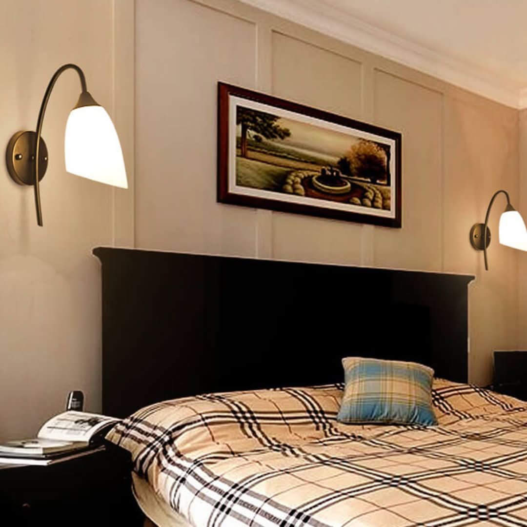 GloeiGlow - Modern slanted, bell-shaped wall lamp with arm
