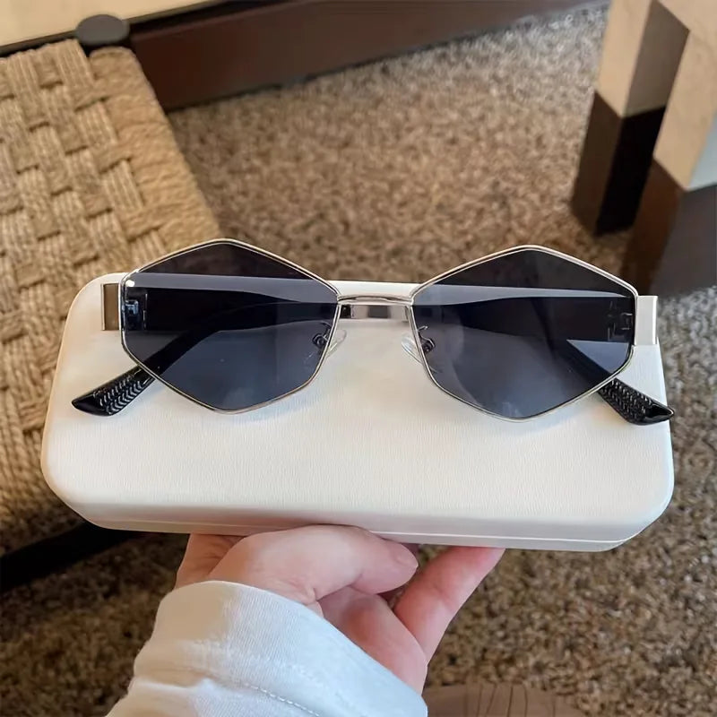 Lunettes de soleil avec monture métallique ovale