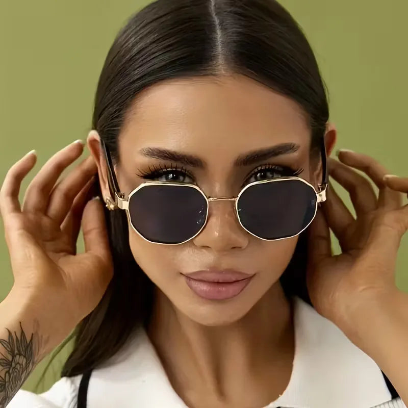 Lunettes de soleil avec monture dorée