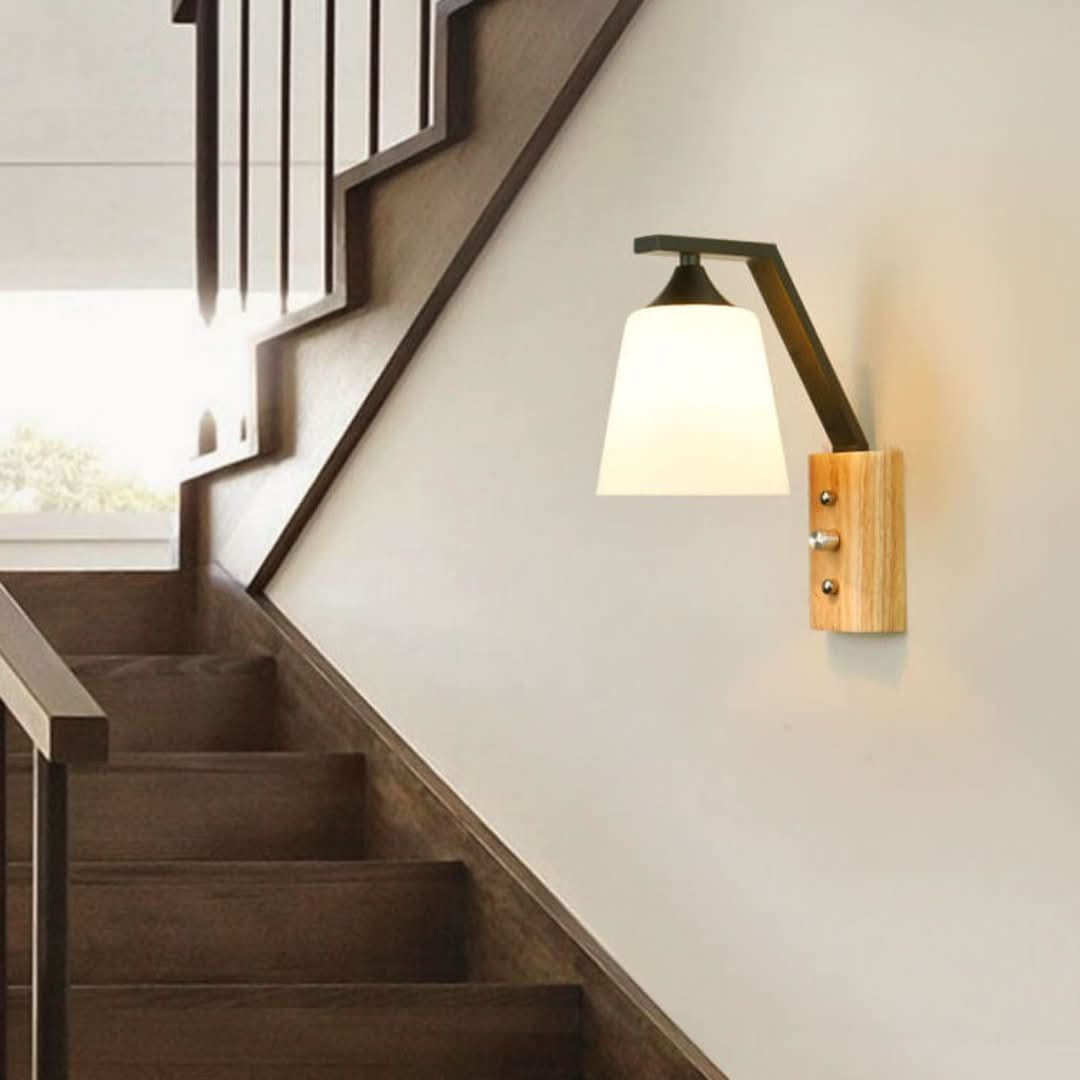WoodGlow - eenvoudige wandlamp met houten arm