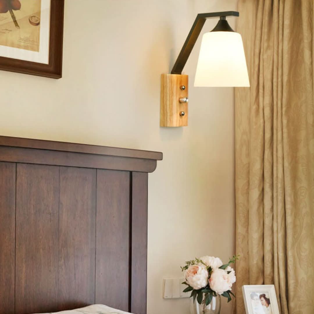 WoodGlow - eenvoudige wandlamp met houten arm
