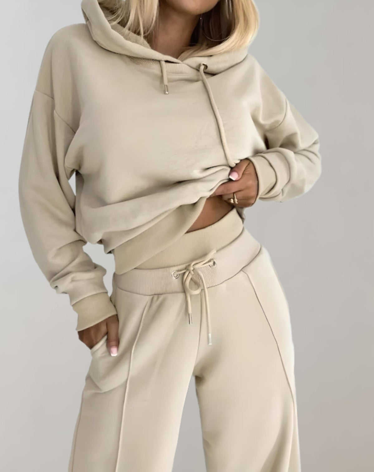 Completo casual da donna con felpa con cappuccio – Comodo e moderno