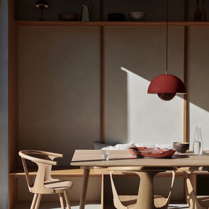 Elegantná drevená stropná lampa s teplým svetlom