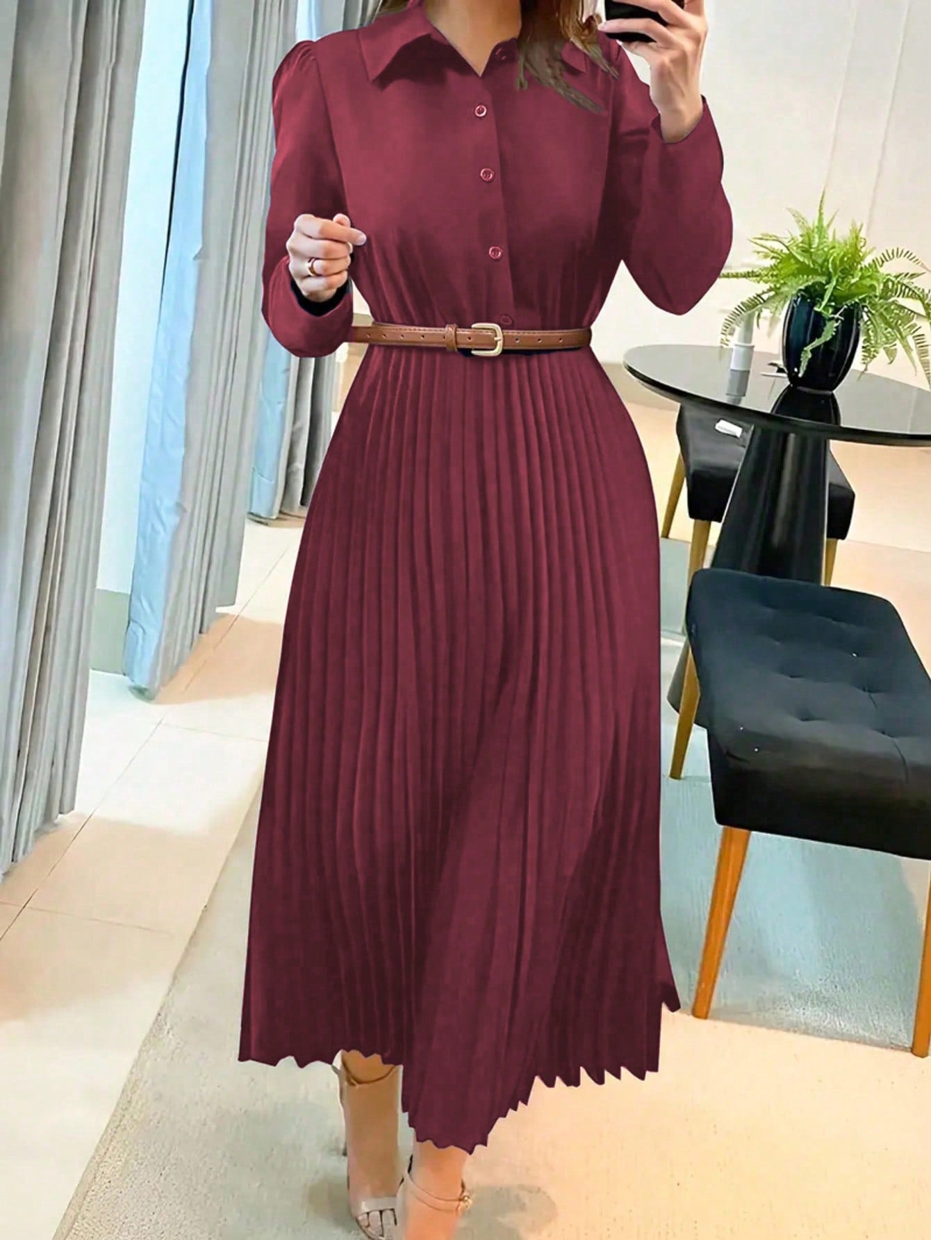 Robe plissée à manches longues avec fermeture à boutons