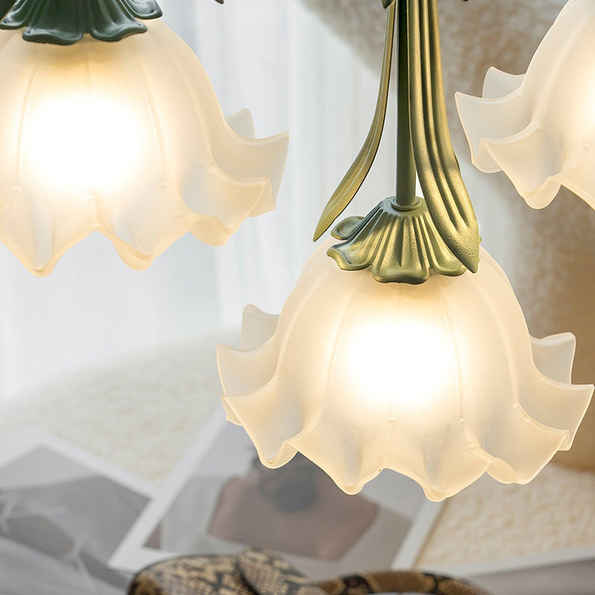 Candeeiro suspenso com padrão floral - LED e elegante