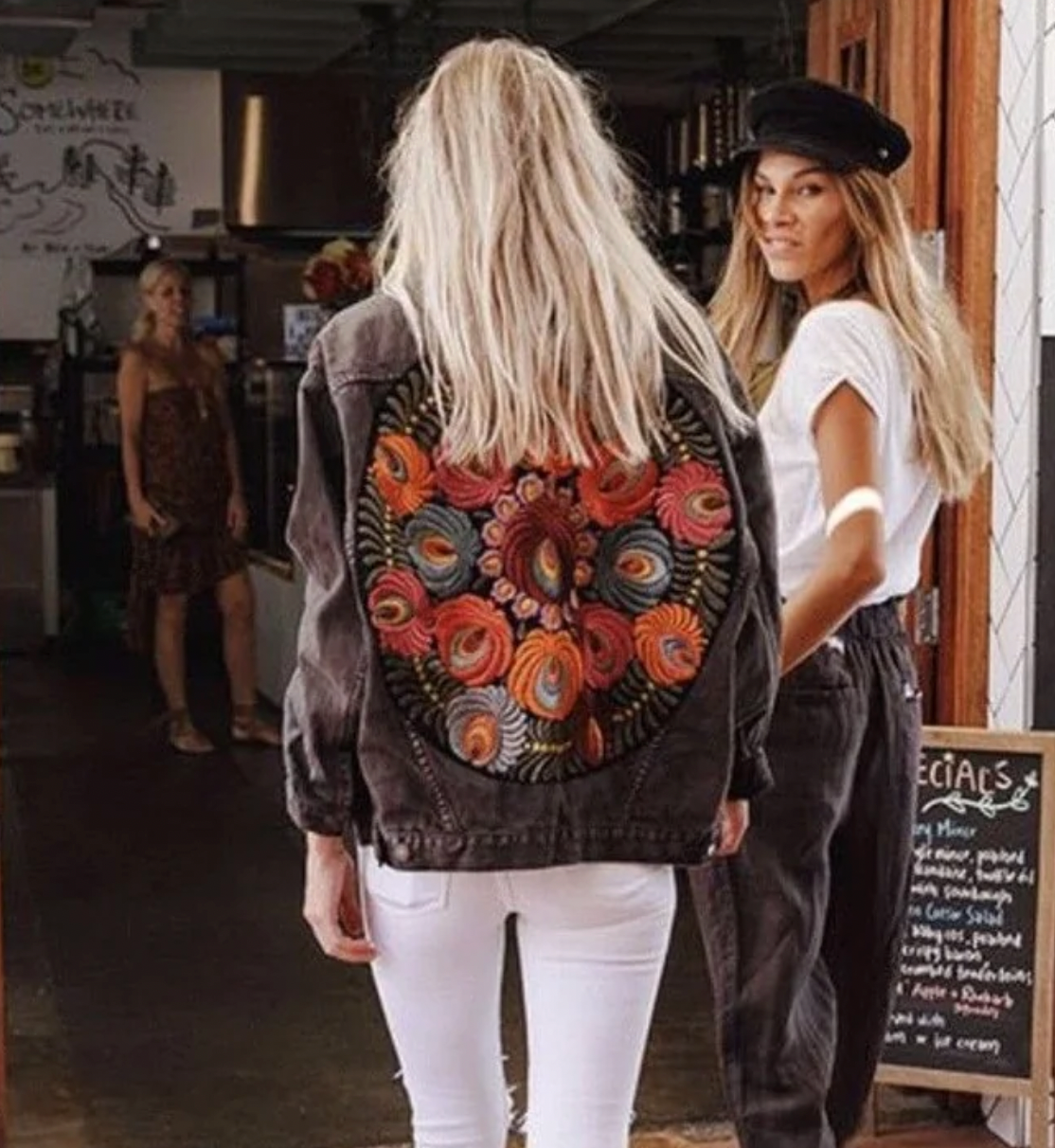 Casaco de ganga elegante para mulher — com estampado floral