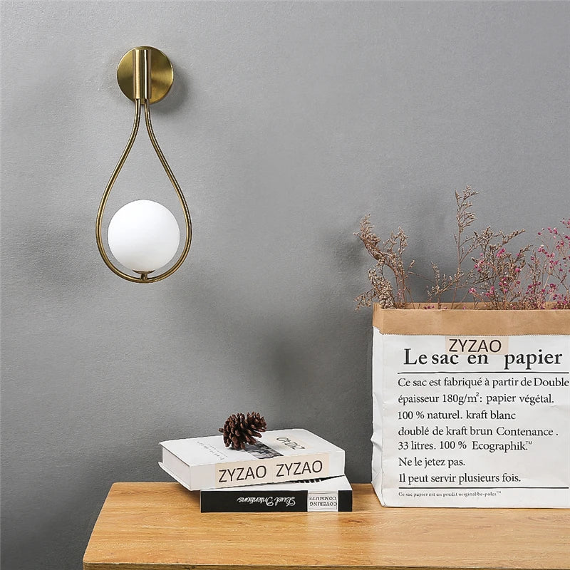 Moderne LED-Wandleuchte aus Glas und Metall