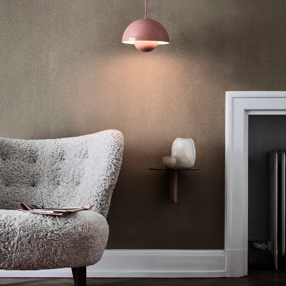 Elegantná drevená stropná lampa s teplým svetlom