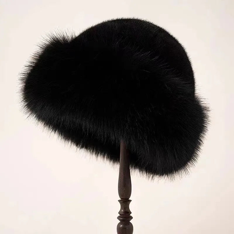 Dámská hřejivá elegantní zimní čepice s lemem z měkké umělé kožešiny