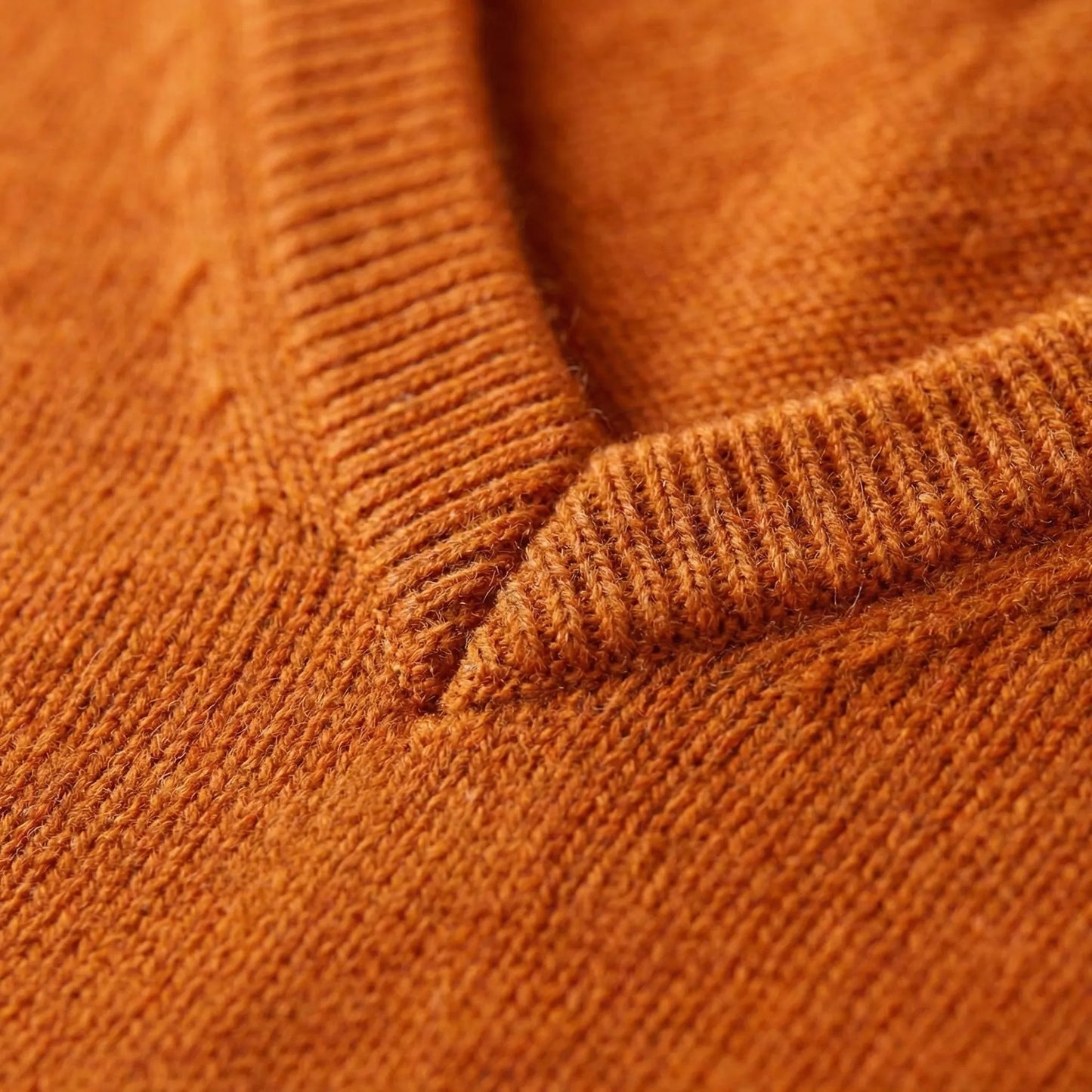 Gestrickter Pullover mit V-Ausschnitt