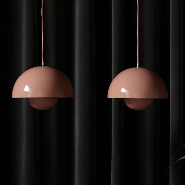 Elegantná drevená stropná lampa s teplým svetlom
