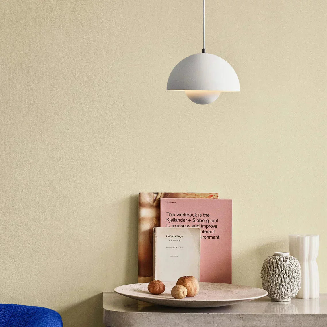 Elegantná drevená stropná lampa s teplým svetlom