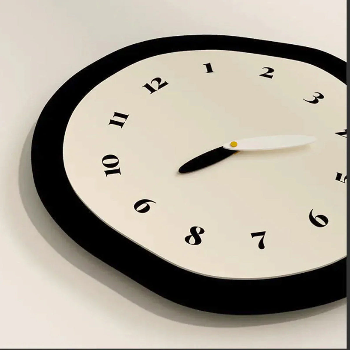 ArtTime - abstracte gedraaide wandklok met slinger - uniek ontwerp