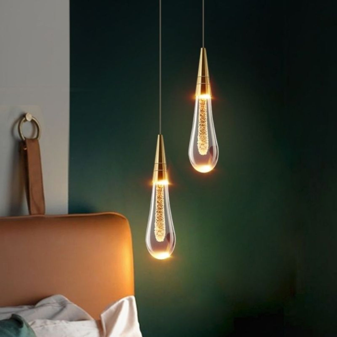 Elegante lámpara colgante dorada en forma de gota – Lujo para cualquier espacio