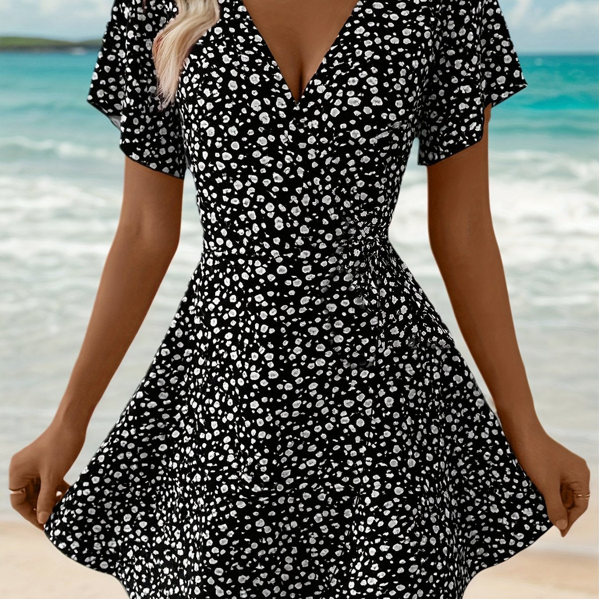 Leichtes Sommerkleid für Damen mit Blumenmuster und elegantem Wickeldesign