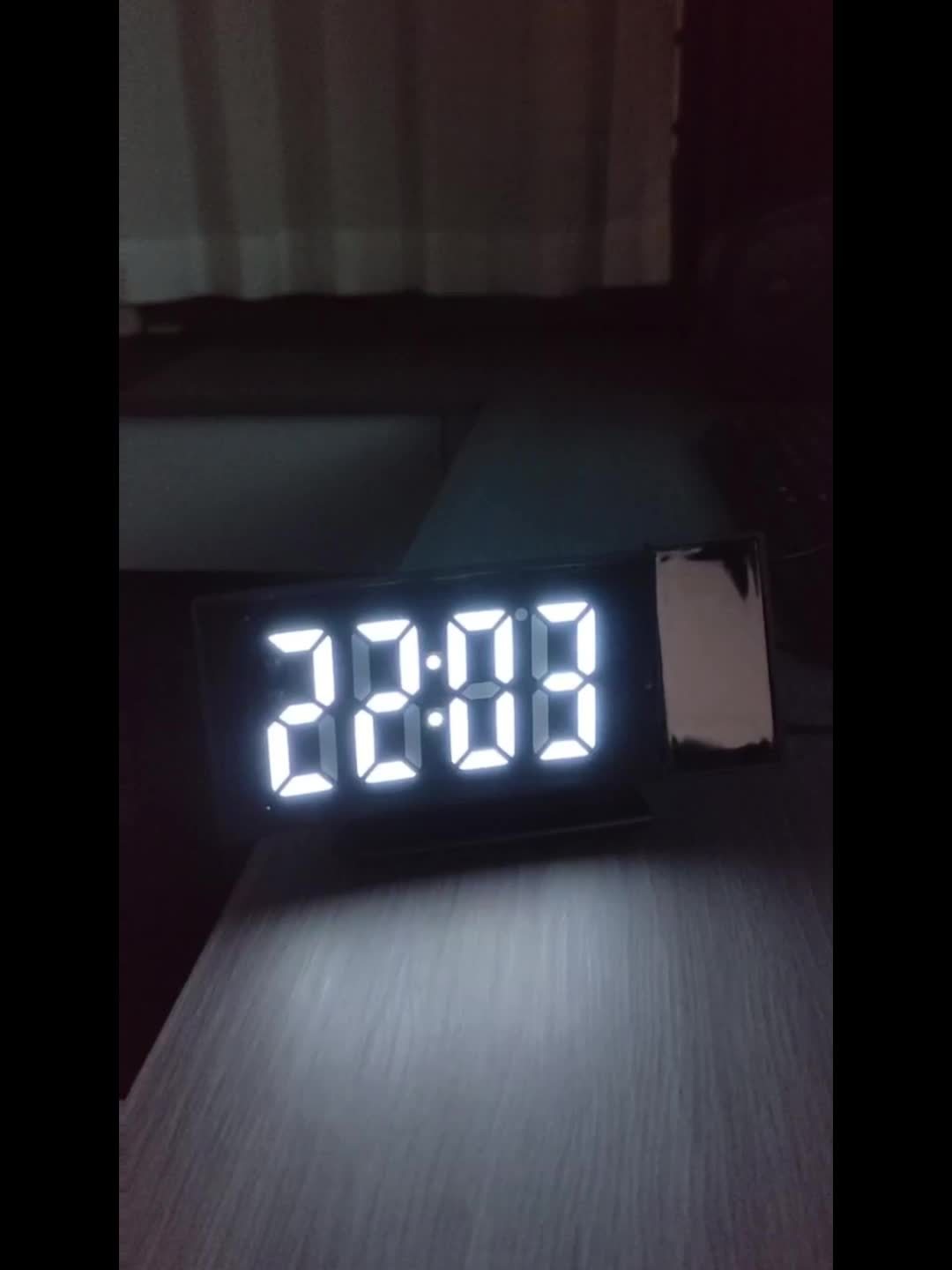 Digital Projection Alarm Clock – LED Display with Snooze Function and Adjustable Brightness