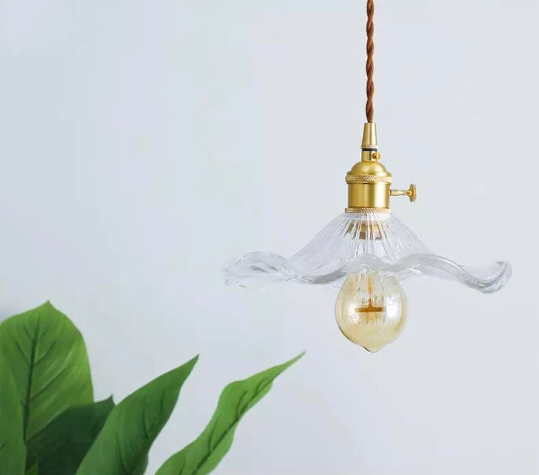 Sklenená závesná lampa Leonardo – nadčasová elegancia do každého priestoru