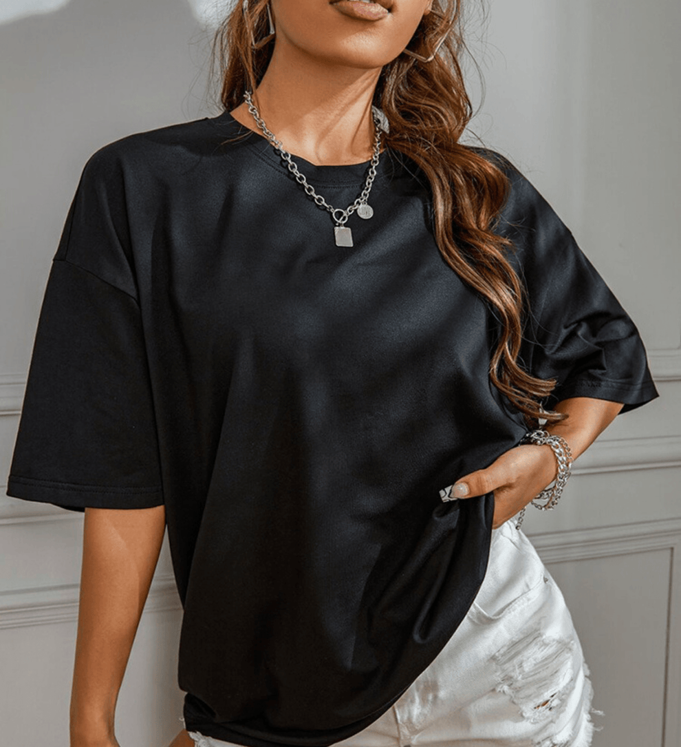 T-shirt preta oversized e moderna para mulher, com estampado marcante