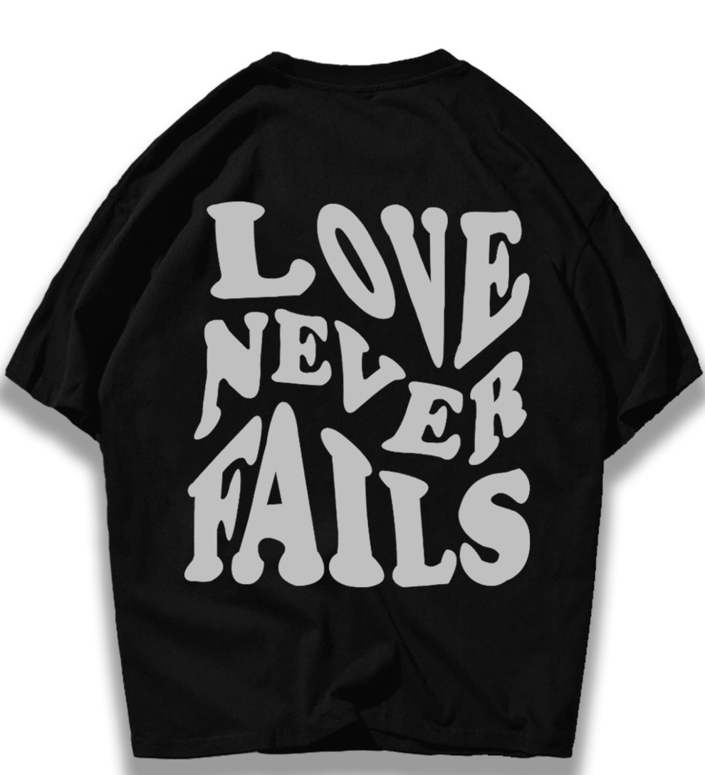 T-shirt preta oversized e moderna para mulher, com estampado marcante