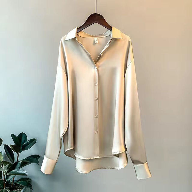 Satijnen blouse met lange mouwen en klassieke kraag