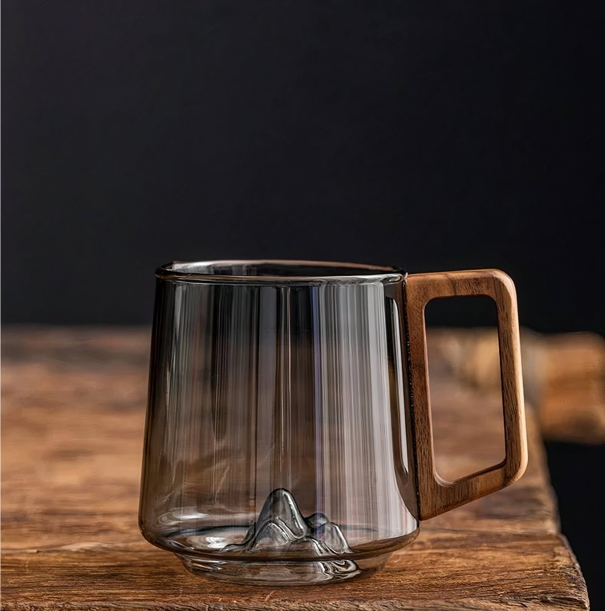 Tazza da caffè in vetro fumé con manico in noce