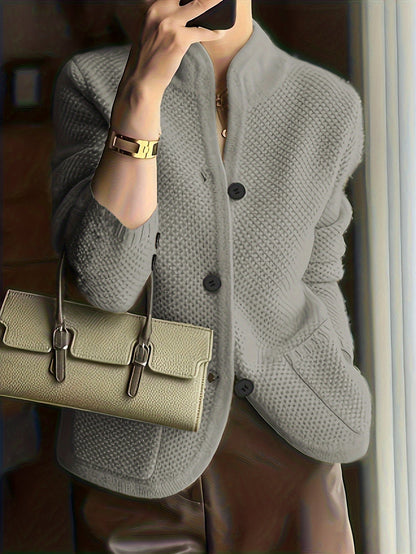 Maglione in maglia da donna con collo alto – comodo e intramontabile