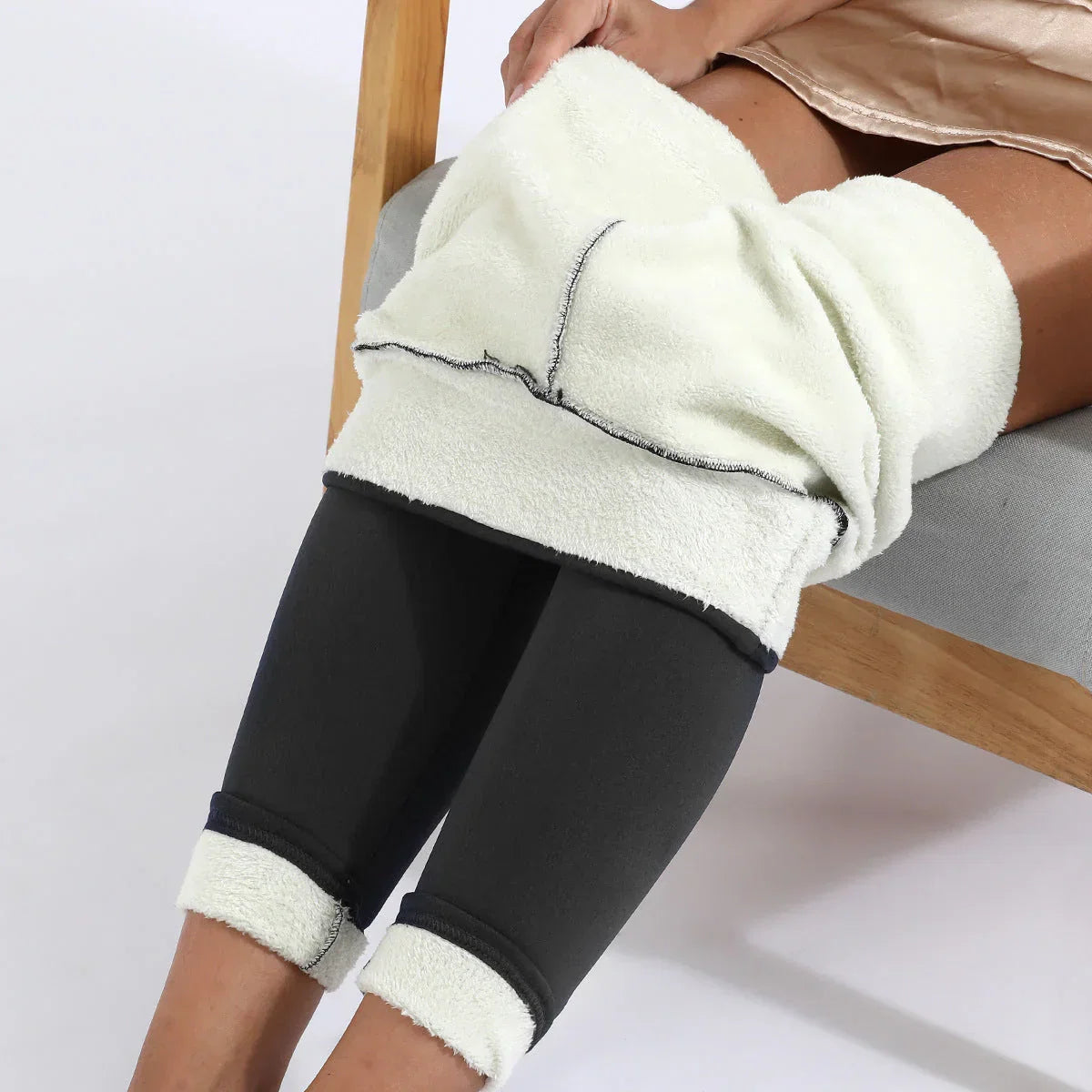 Premium Fleece Leggings – Warmth and Style for Cold Days
