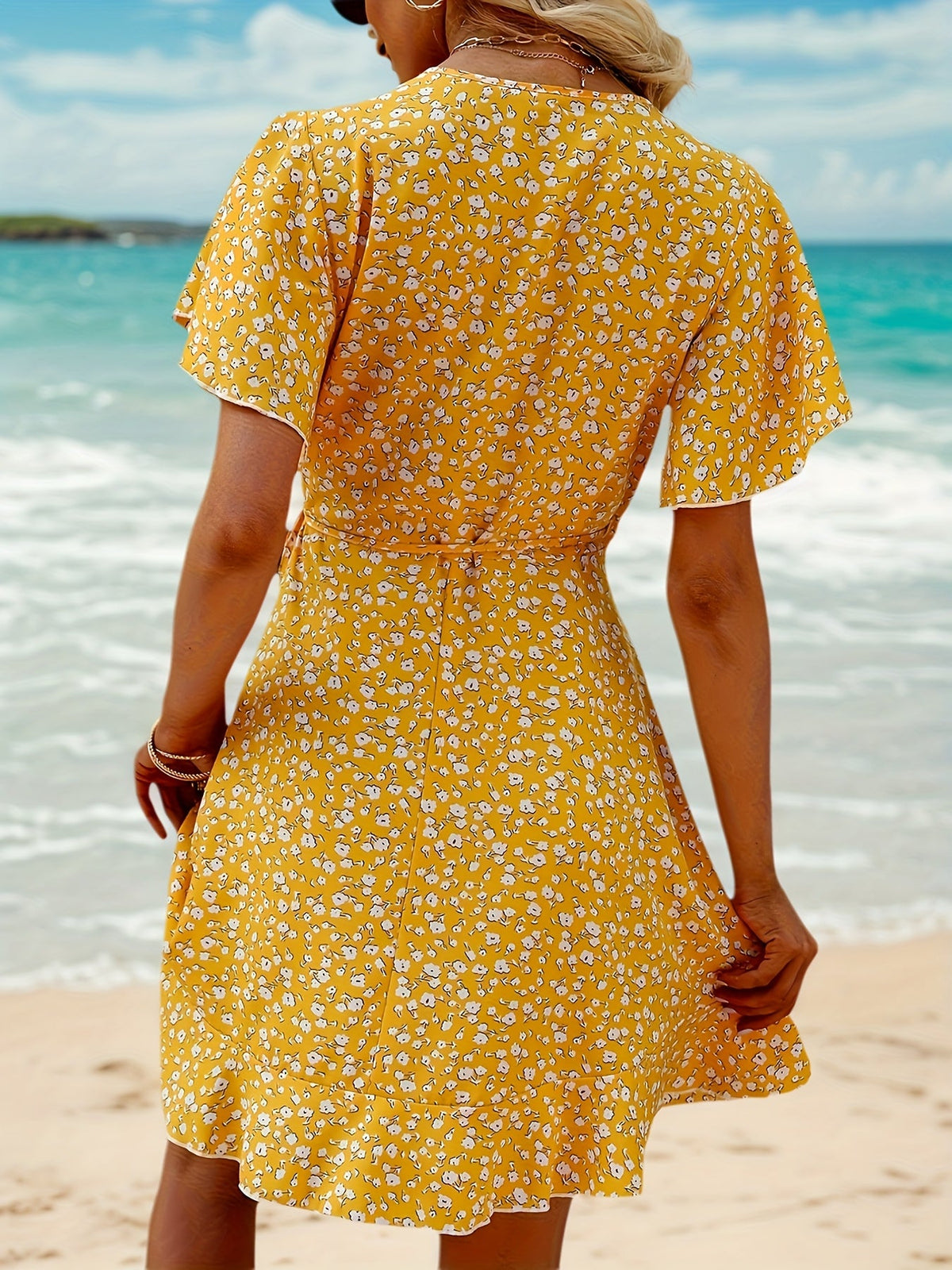 Leichtes Sommerkleid für Damen mit Blumenmuster und elegantem Wickeldesign