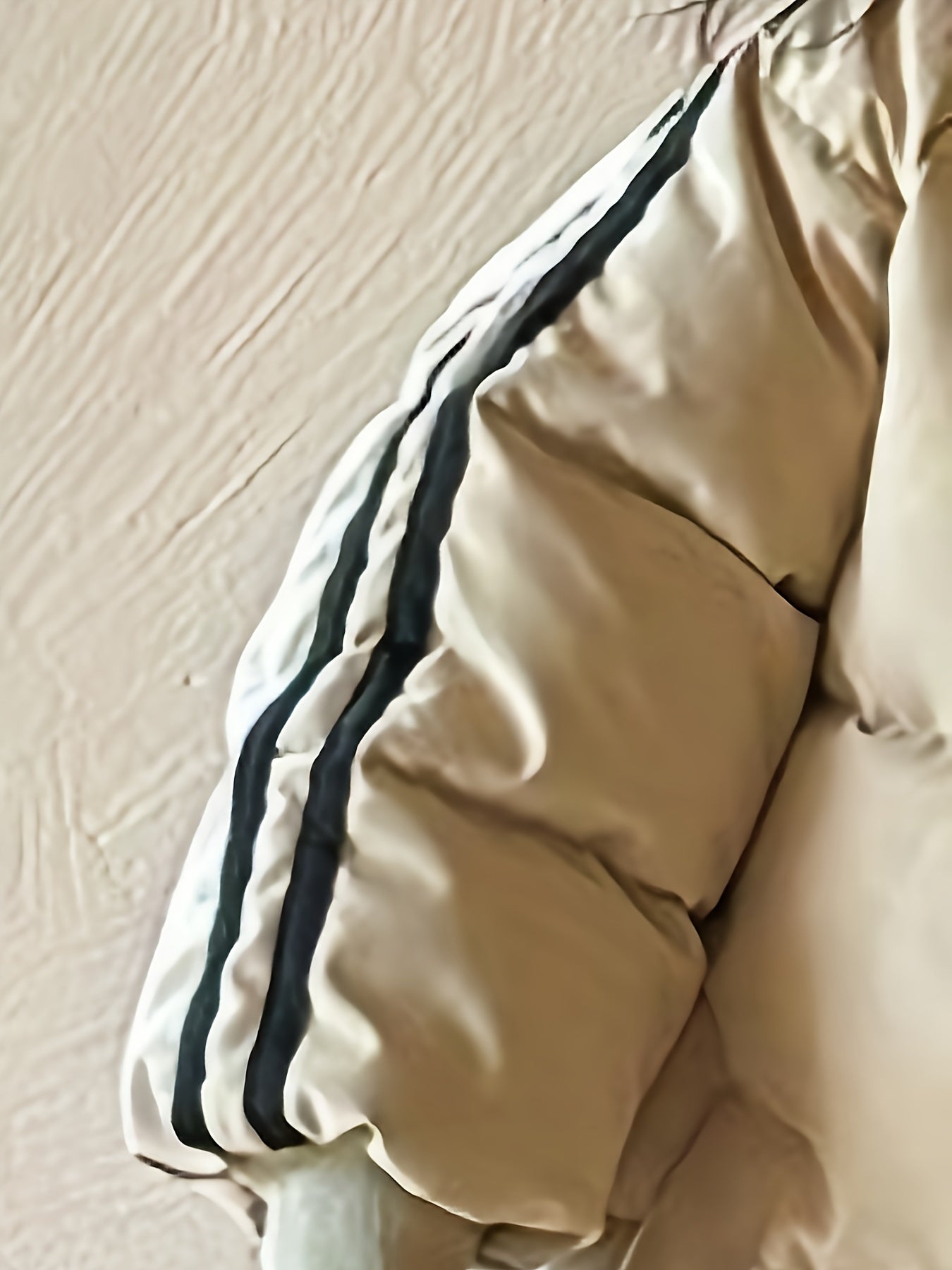 Die Winterjacke für Mädchen und Jungen mit gestreifter Schnürung und wattierter Jacke – Ollie