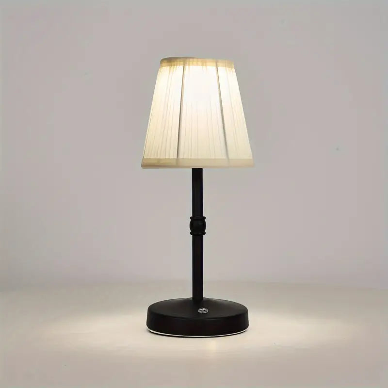 Lampă de masă fără fir, cu abajur din in și bază din alamă, pentru o lumină caldă