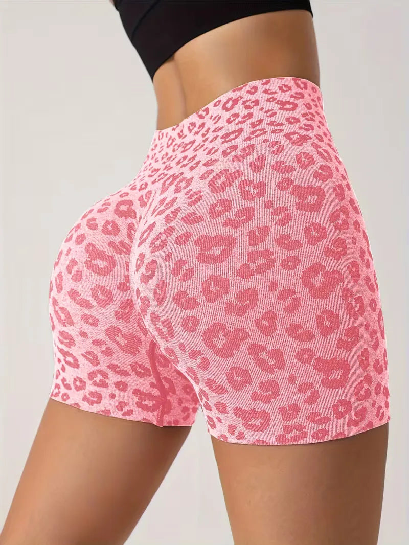 High-waisted shorts with leopard print