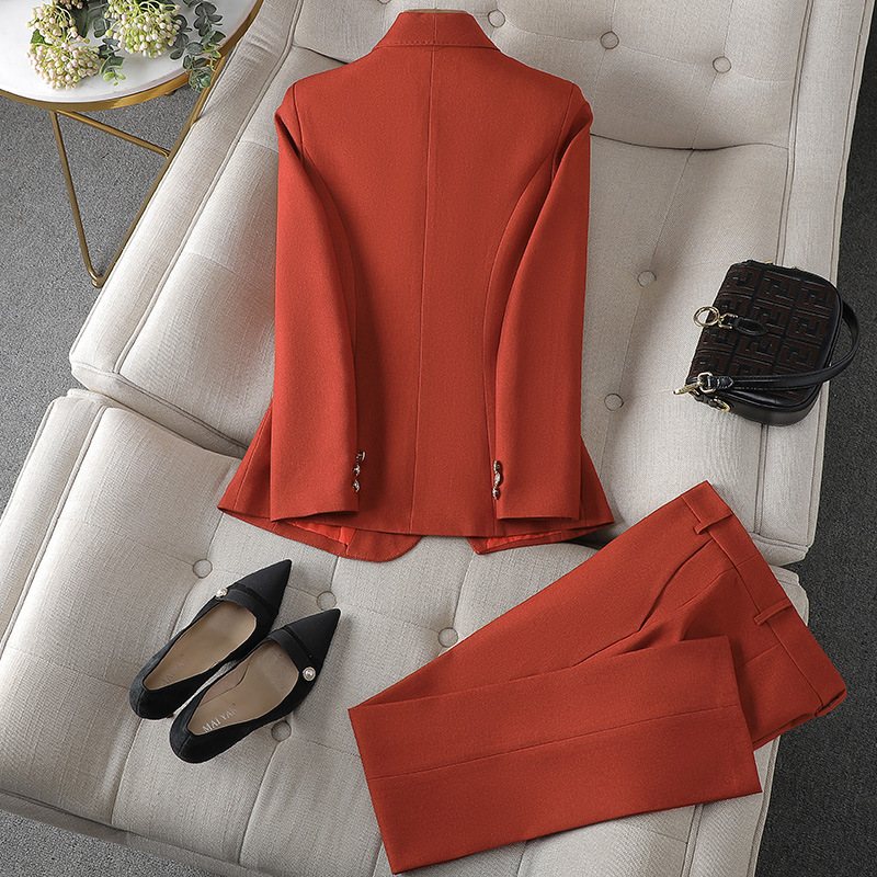 Completo da donna a due pezzi con blazer e pantaloni