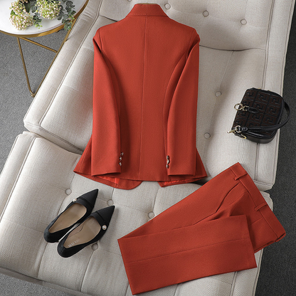 Completo da donna a due pezzi con blazer e pantaloni