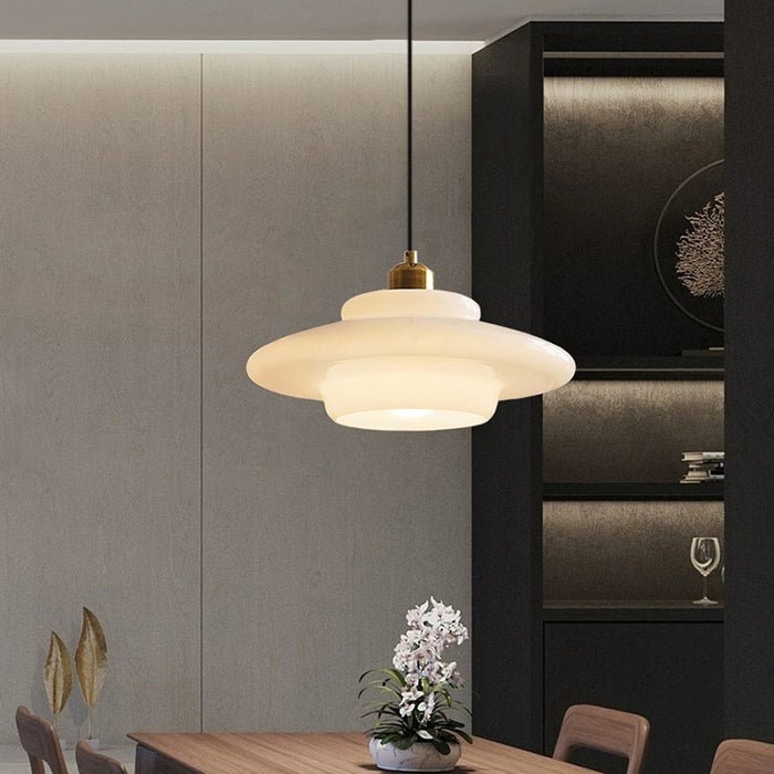 Elegante lámpara colgante con pantalla de vidrio blanco