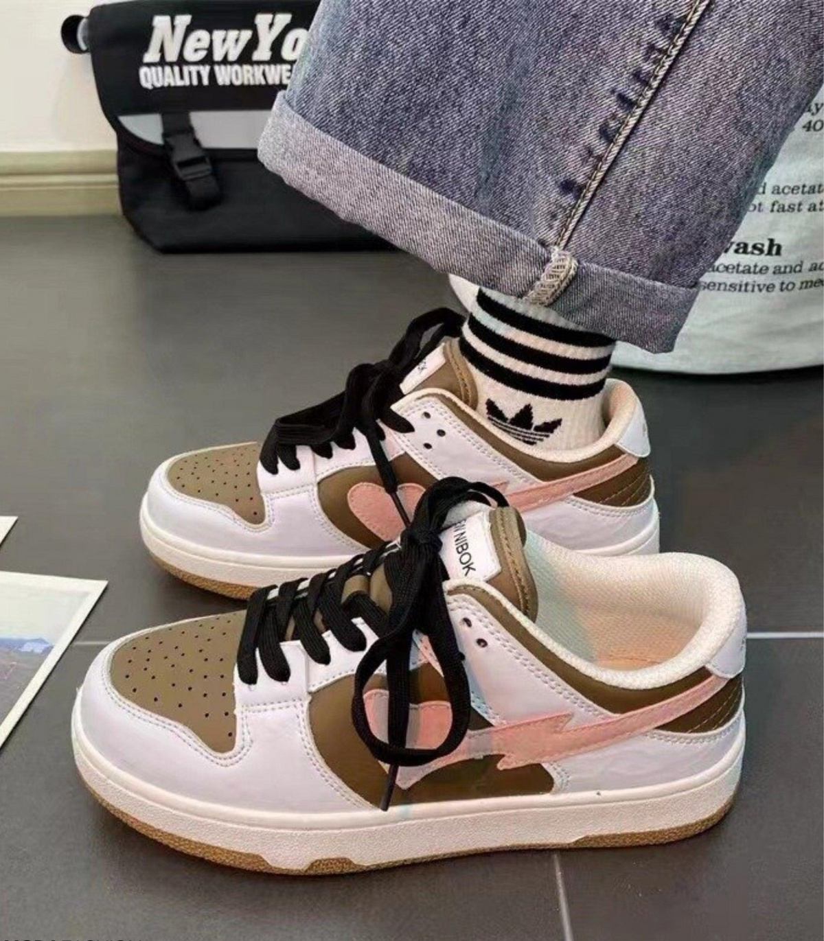 Ladies' Low Sneakers with Contrast Detail and Lace-Up Closure