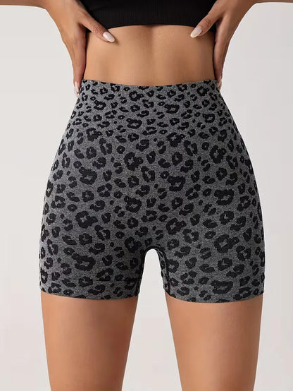 High-waisted shorts with leopard print