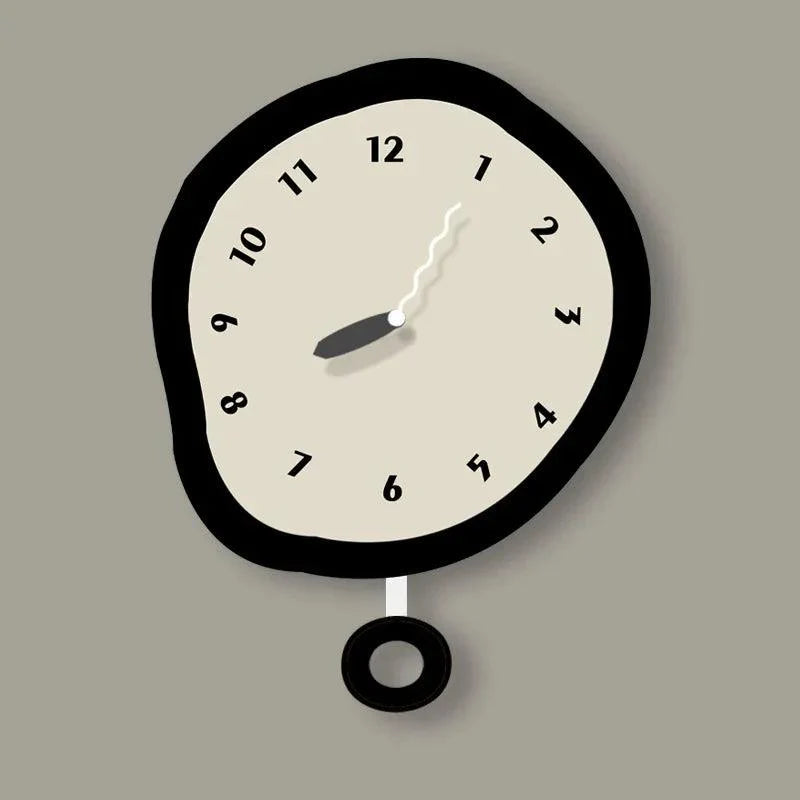 Horloge murale au design moderne, à la forme organique et au mécanisme silencieux
