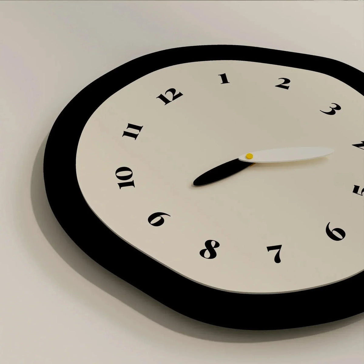 Horloge murale au design moderne, à la forme organique et au mécanisme silencieux