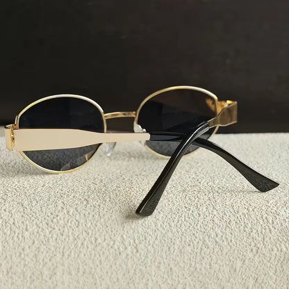 Lunettes de soleil avec monture métallique ovale