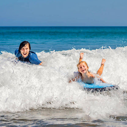Opblaasbare surfplank om mee te trappen voor het zwembad en het strand, met handgrepen