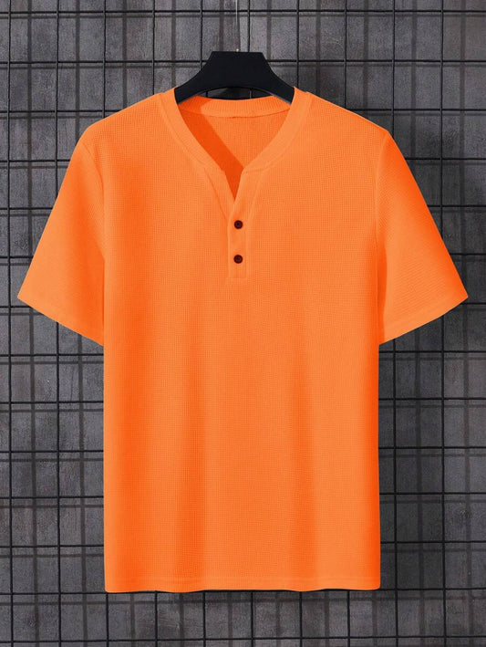 T-shirt orange pour homme avec encolure échancrée