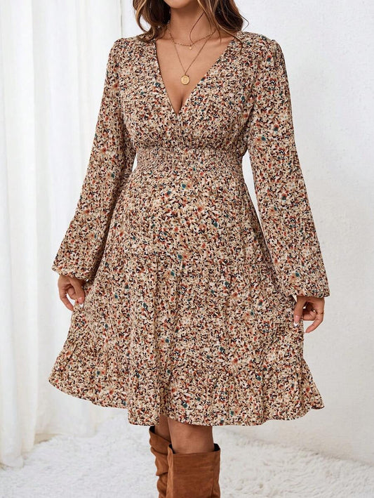 Vestido premamá con escote pronunciado en V y delicado estampado floral