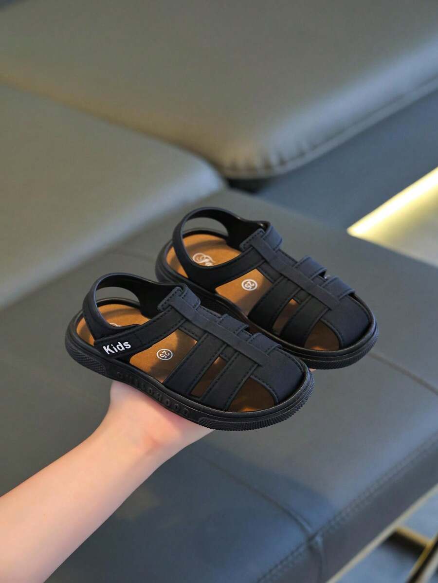 Dichte Kindersandalen mit flacher Sohle