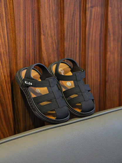 Dichte Kindersandalen mit flacher Sohle